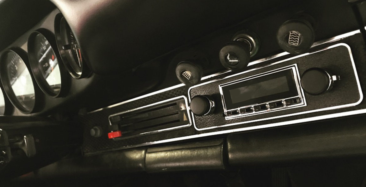 Installation d'une autoradio RetroSound dans une Porsche 912